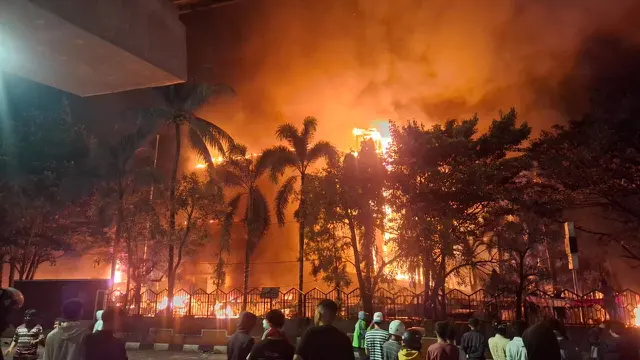 전국 뒤흔든 ‘8·29 금요 시위’, 폭동으로 번져… 마카사르 의회 방화로 3명 사망