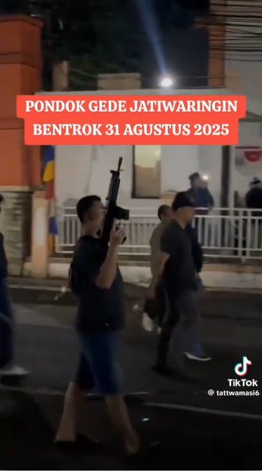 브카시 시위에 나타난 사복을 입은 사람들이 총을 들고 있다.2028.8.31.자료 소셜미디어