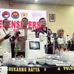 수카르노-하타 공항 경찰청 마약수사대는 반튼주 땅어랑에서 에토미데이트 성분이 함유된 불법 전자담배 제조 공장을 급습. 2025.7.18