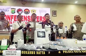 수카르노-하타 공항 경찰, 외국인 전자담배 공장 급습…국제 마약 조직 적발