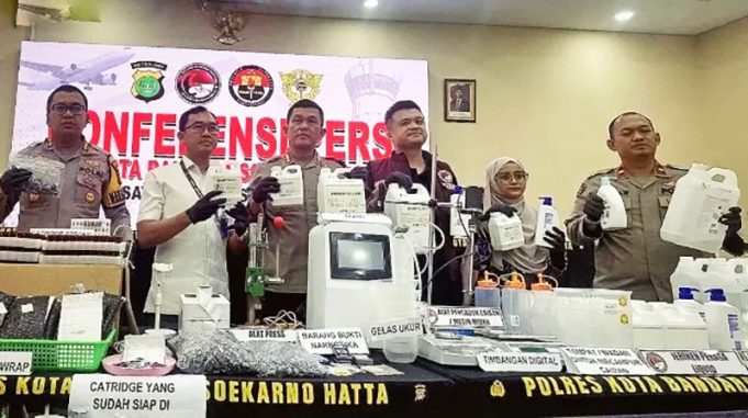 수카르노-하타 공항 경찰, 외국인 전자담배 공장 급습…국제 마약 조직 적발