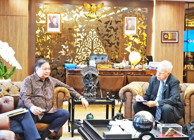 아일랑가 경제조정부 장관, 미 대사 대리 접견