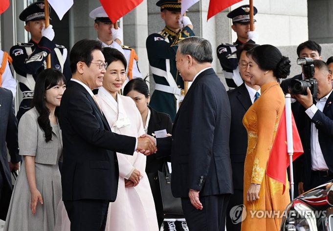 베트남에 ‘각별한 관심’ 李대통령…’동남아 외교 심화’ 신호탄