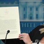 이재명-대통령에게-보낸-상호관세-서한을-공개하고-있는-백악관.-2025.7.8-630×420