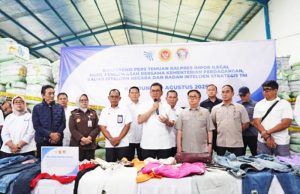 1,123억 루피아 상당 불법 중고의류 유통망 적발… 산업 보호 위해 칼 빼들었다