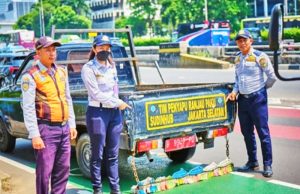 자카르타 수도권 도로 곳곳에 ‘못 함정’… 교통국, 1kg 수거하며 강력 단속