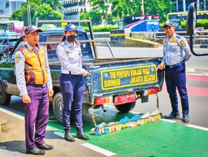 자카르타 수도권 도로 곳곳에 ‘못 함정’… 교통국, 1kg 수거하며 강력 단속