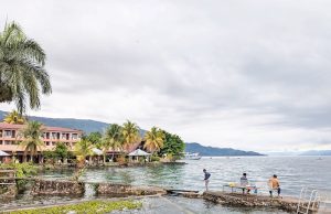유네스코 평가단 토바 호수 현장 방문 ‘그린카드’ 위기 오나