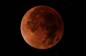 오늘 새벽 자카르타의 밤하늘, 붉은 달이 수놓다… 시민 2천 명 운집