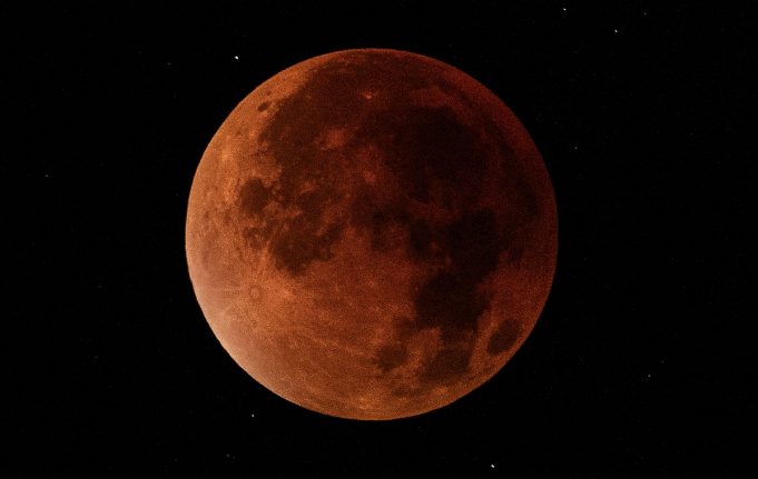 오늘 새벽 자카르타의 밤하늘, 붉은 달이 수놓다… 시민 2천 명 운집