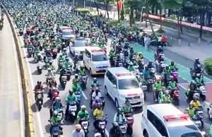 자카르타 경찰 진압차에 20대 기사 사망… ‘과잉 진압’에 노동계 시민 학생 분노 일파만파