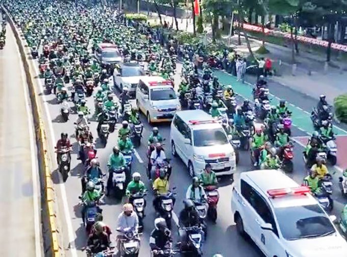 자카르타 경찰 진압차에 20대 기사 사망… ‘과잉 진압’에 노동계 시민 학생 분노 일파만파