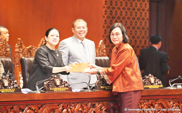 국회의장은 재무장관의 ‘2024년 국가예산 집행 책임 법안을 받고있다. 2025.8.21