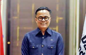 도니 오스카리아 국영기업부 장관 대행 금융·관광·항공 전문가