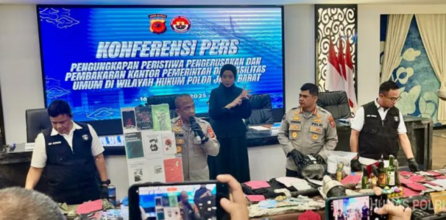 서부자바 지방경찰청은 9월 16일, 반정부 및 파괴 행위 혐의로 반둥 아나키스트 조직원 4명을 체포했다고 발표했다.