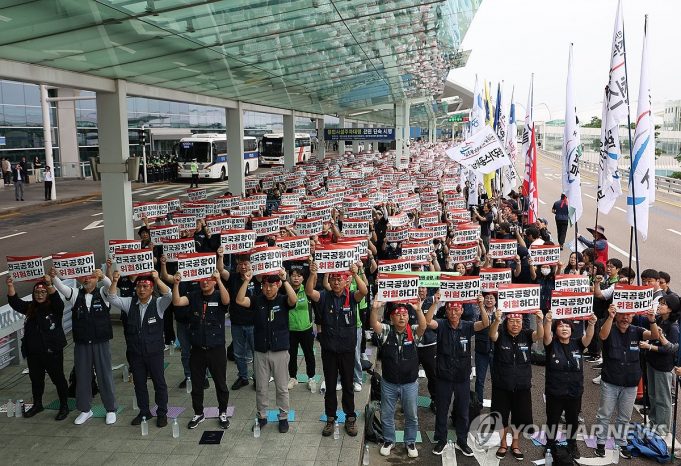 인천공항 양대 노조 경고파업… 출국길 오른 승객들 ‘발 동동’