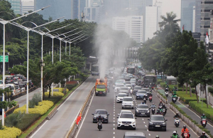 자카르타, ‘회색 하늘’과의 전쟁 선포…워터미스트 분사와 환경 축제로 총력 대응