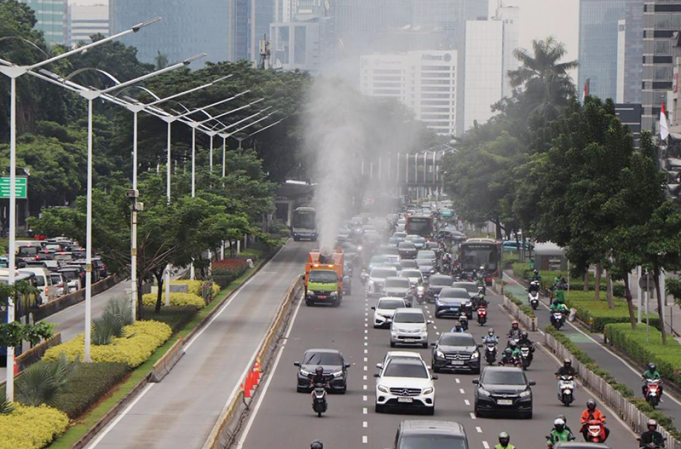 자카르타, ‘회색 하늘’과의 전쟁 선포…워터미스트 분사와 환경 축제로 총력 대응