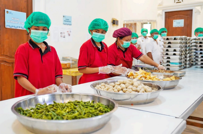 ‘무료 영양 급식’ 주방 위생 증명서 보유 0.4%… 취득 의무화