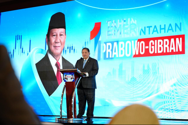 아일랑가 하르타르토 경제조정부 장관은 자카르타에서 열린 '프라보워-기브란 정부 1년 – 8% 경제 성장에 대한 낙관론' 토크쇼에서 강의. 2025년 10월 16일