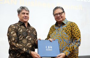 경제조정장관 “안정적이고 경쟁력있는 사업 환경 조성” 약속