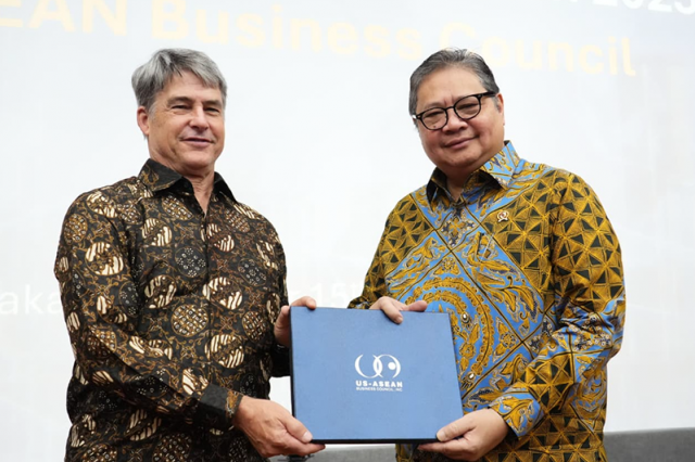 아일랑가 하르타르토 경제조정장관(오른쪽)은 자카르타에서 미국-아세안 비즈니스 카운슬(US-ABC) 대표단을 만나고 있다. 2025년 10월 15일