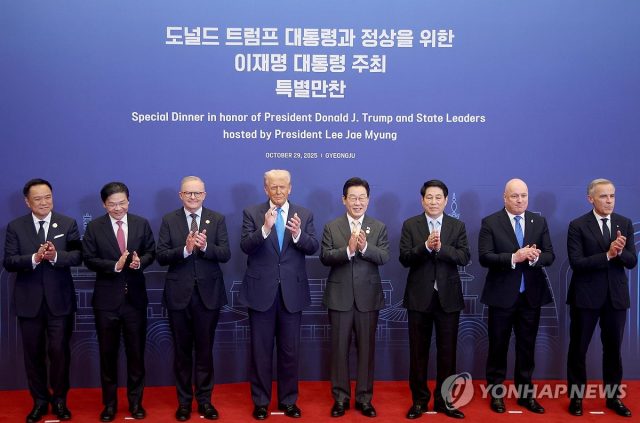 이재명 대통령이 경북 경주 힐튼호텔 그랜드볼룸에서 이 대통령 주최 7개국 정상 특별만찬에 참석한 정상들과 기념촬영을 하고 있다. 2025.10.29