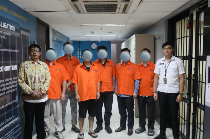 북자카르타 유흥업소 급습… 체류 허가 위반 외국인 43명 무더기 검거