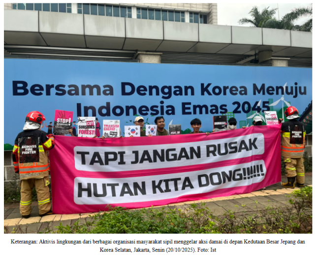 인도네시아 환경단체는 한국대사관과 일본대사관 앞에서 인도네시아산 우드펠릿 수입을 즉각 중단할 것을 강력히 촉구하고 있다. 2025.10.20