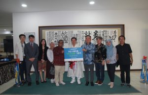 재인도네시아 한인회, 제579돌 한글날 맞아 UI대학교에 서예작품 기증