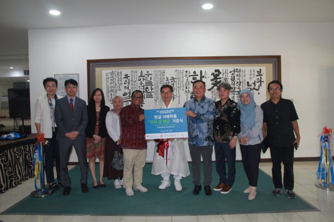 재인도네시아 한인회, 제579돌 한글날 맞아 UI대학교에 서예작품 기증