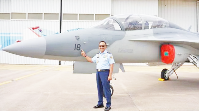 테디 리잘리하디 공군참모차장이 한국항공우주산업(KAI) 본사를 방문하여 T-50i를 확인하고 있다.