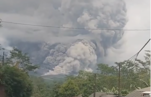 스메루 화산 대규모 분화… 등산객 178명 고립, 주민 대피령