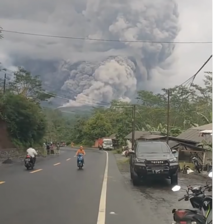 스메루 화산 대규모 분화… 등산객 178명 고립, 주민 대피령