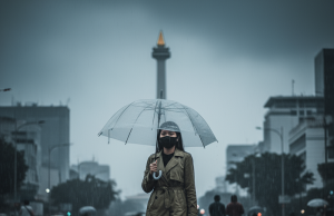 자카르타 빗물, 미세플라스틱에 오염… “우천 시 실외 마스크 착용”