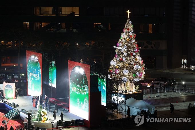 서울광장에서 성탄 트리 점등
