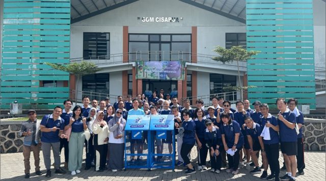 신한인도네시아 은행은 보고르시 치사루아구의 깜풍 콩시에서 사회적 책임(CSR)프로그램을 마치고 단체사진하고 있다. 2025.11.09. 사진 신한은행인도네시아