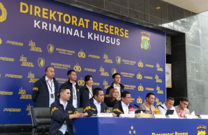 경찰, 40억 루피아 규모 불법 수입 중고 의류 압수