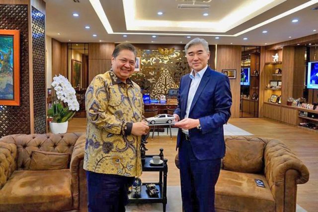 지난 4월 29일, 인도네시아에서 성 김 현대차그룹 전략기획담당 사장과 아일랑가 경제조정부 장관이 전기차 산업에 대해 논의하기 위해 만남을 가졌다.