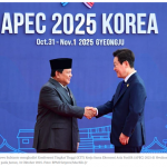 프라보워 대통령은 APEC 정상회의에서 이재명 대통령과 악수하고 있다. 2025.10.31
