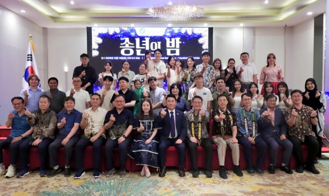 2025년 칼리만탄 한인회 송년의 밤 단체사진