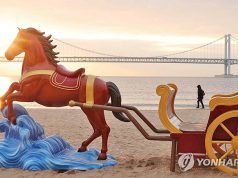 광안리해수욕장 붉은 말 모양 조형물 설치