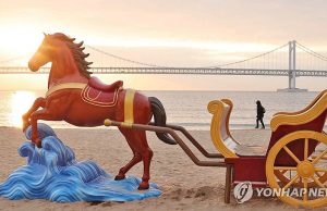 광안리해수욕장 붉은 말 모양 조형물 설치