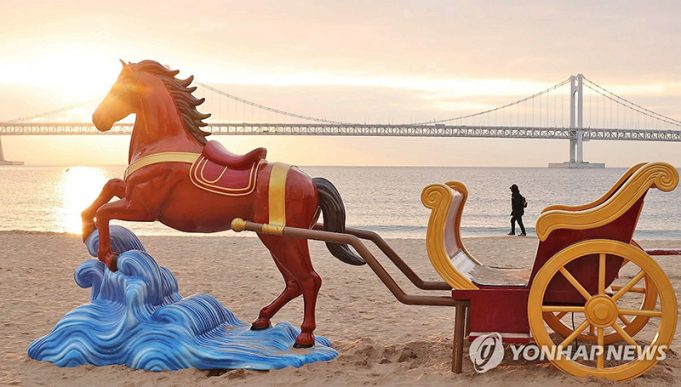 광안리해수욕장 붉은 말 모양 조형물 설치