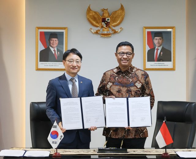 임광현 국세청장(왼쪽)과 비모 위자얀토 인도네시아 국세청장이 10일 자카르타에서 징수공조 업무협약에 서명한 뒤 기념 촬영을 하고 있다. [국세청 제공