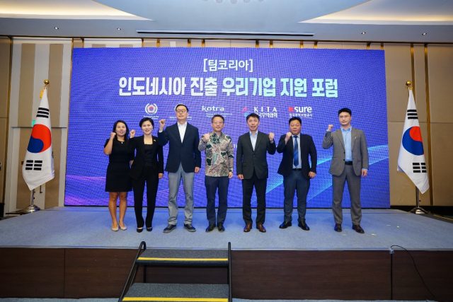 주인도네시아대사관은 KOCHAM, KOTRA, 무역협회, 한국무역보험공사와 함께 팀 코리아 인도네시아 진출 기업 지원 포럼을 개최하고 주요 연사 단체 촬영하고 있다