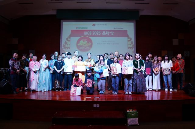 지난 11월 29일 자카르타한국국제학교 나래홀에서 ‘한인니문화연구원 2025 문학상 시상식’에서 수상자 단체 사진