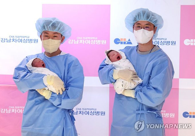 ‘붉은 말의 해’ 아기울음 커질까…한국 출산율 0.8명대 회복 ‘청신호’