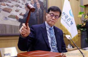 1,500원 넘보는 환율에…기준금리 연 2.5%로 5연속 동결