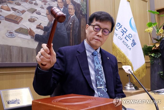 1,500원 넘보는 환율에…기준금리 연 2.5%로 5연속 동결